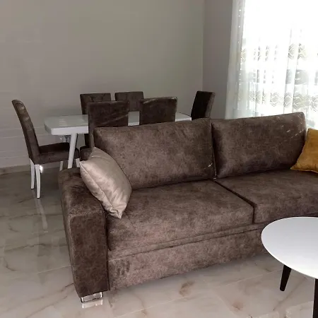 מלון Frenki's Velipojë