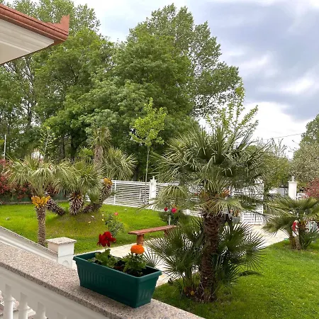 Frenki's Appartments מלון Velipojë